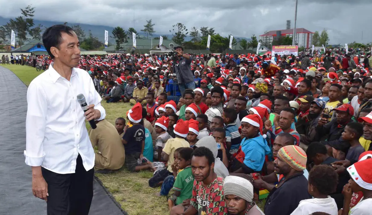 Presiden Joko Widodo (Jokowi) memberikan kata sambutan saat bertemu masyarakat kawasan Pegunungan Tengah Papua di Stadion Mini Pendidikan, Distrik Wamena, Kabupaten Jayawijaya‎, Rabu (30/12). (Rumgapres)
