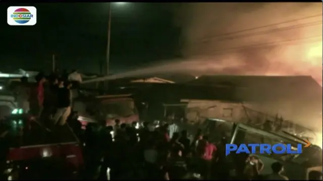 Senin (2/4) dini hari, 10 rumah di Medan Belawan, Sumatera Utara ludes dilalap api. Menurut pantauan, kobaran api pertama kali terlihat dari sebuah bengkel.
