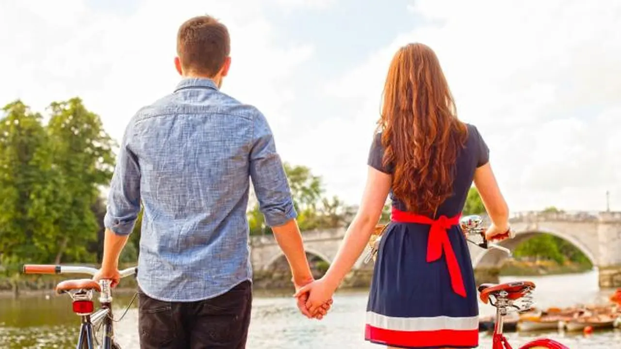 Setiap orang memiliki bahasa cinta berbeda untuk tetap merasa dicintai dalam hubungan asmaranya. Apa itu bahasa cinta?