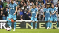 Para pemain Tottenham Hotspur tertunduk lesu usai dihajar 6-1 oleh Newcastle United dalam lanjutan Premier League 2022/2023, Minggu (23/4/2023) malam WIB. (AP/Owen Humphreys)