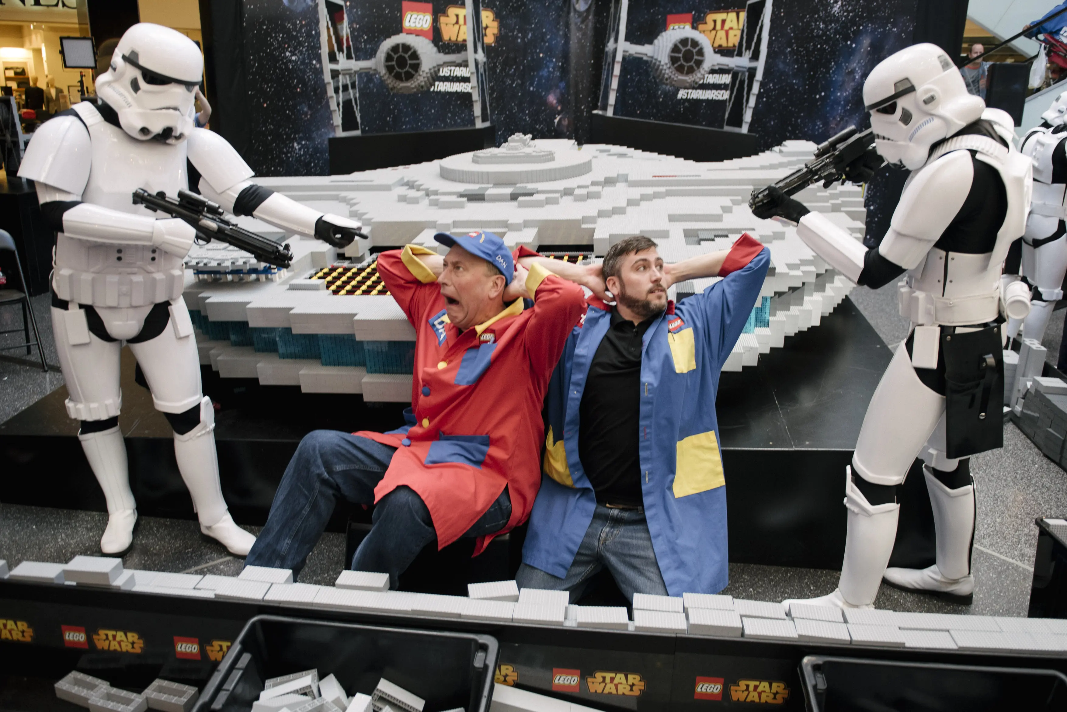 Legoland Malaysia diserbu Millenium Falcon Star Wars.