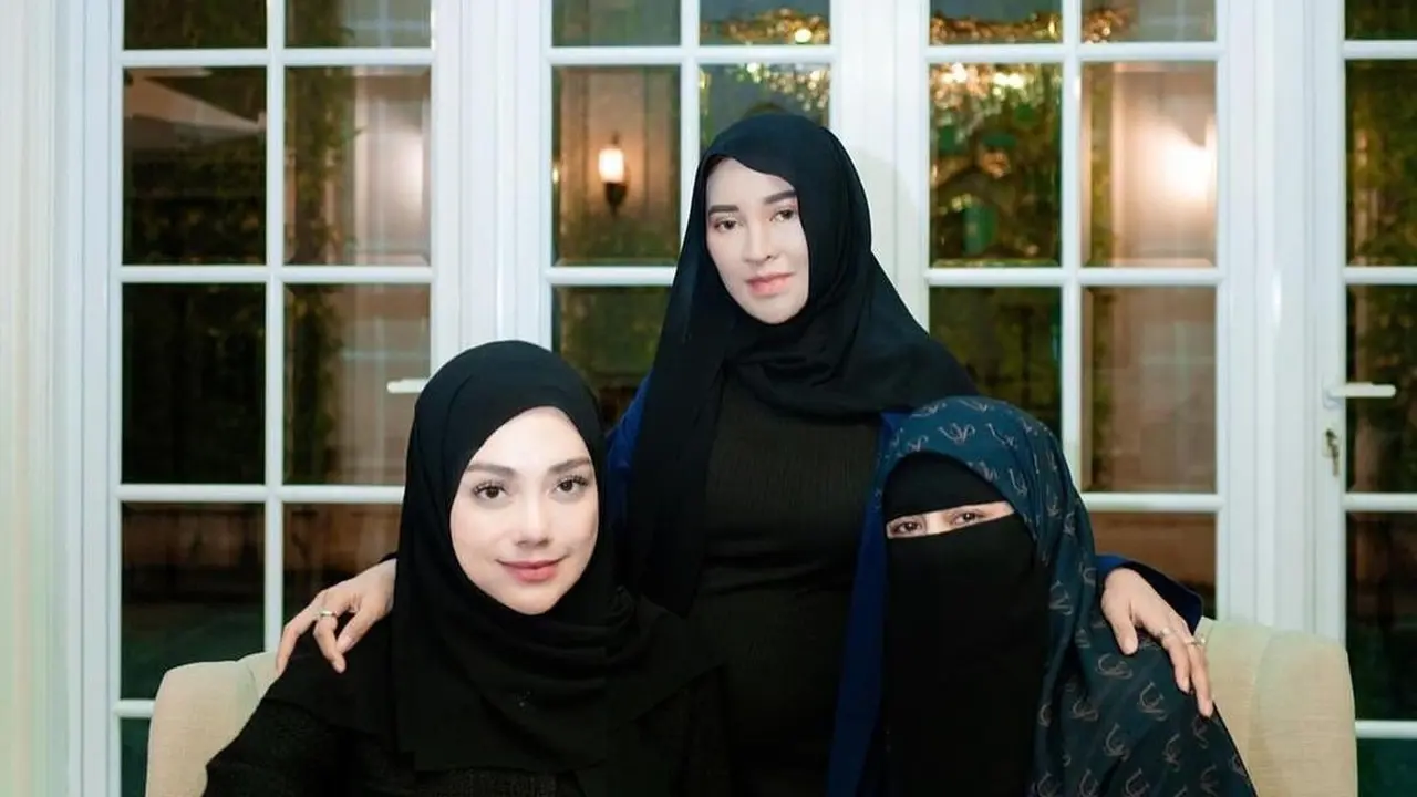 Umi Pipik bersama Celine Evangelista dan Shandy Purnamasari. (Instagram @_ummi_pipik_)