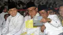Ketua Umum Partai Golkar Setya Novanto, Aburizal Bakrie dan Idrus Marham (kiri ke kanan) berfoto bersama jelang buka puasa AMPG bersama ribuan anak yatim piatu di Jakarta, Sabtu (18/6). (Liputan6.com/Helmi Fithriansyah)