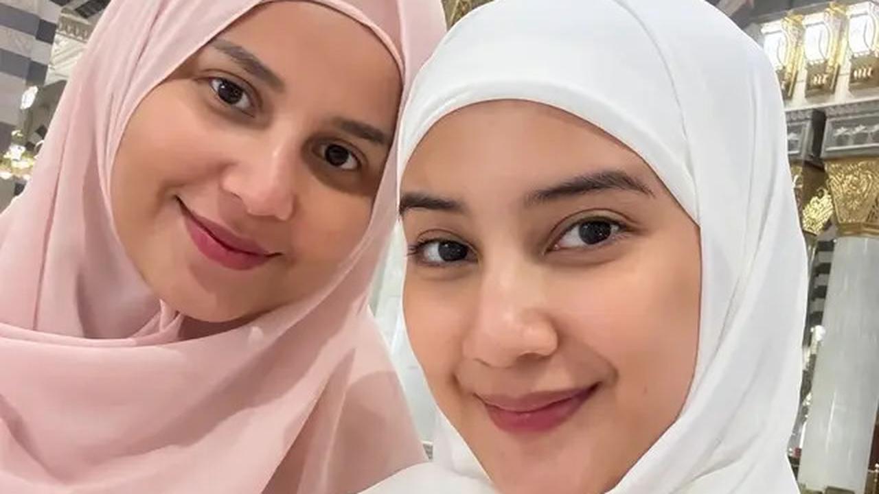 6 Potret Yunita Siregar Umroh, Gamis dan Hijab Pink Curi Perhatian