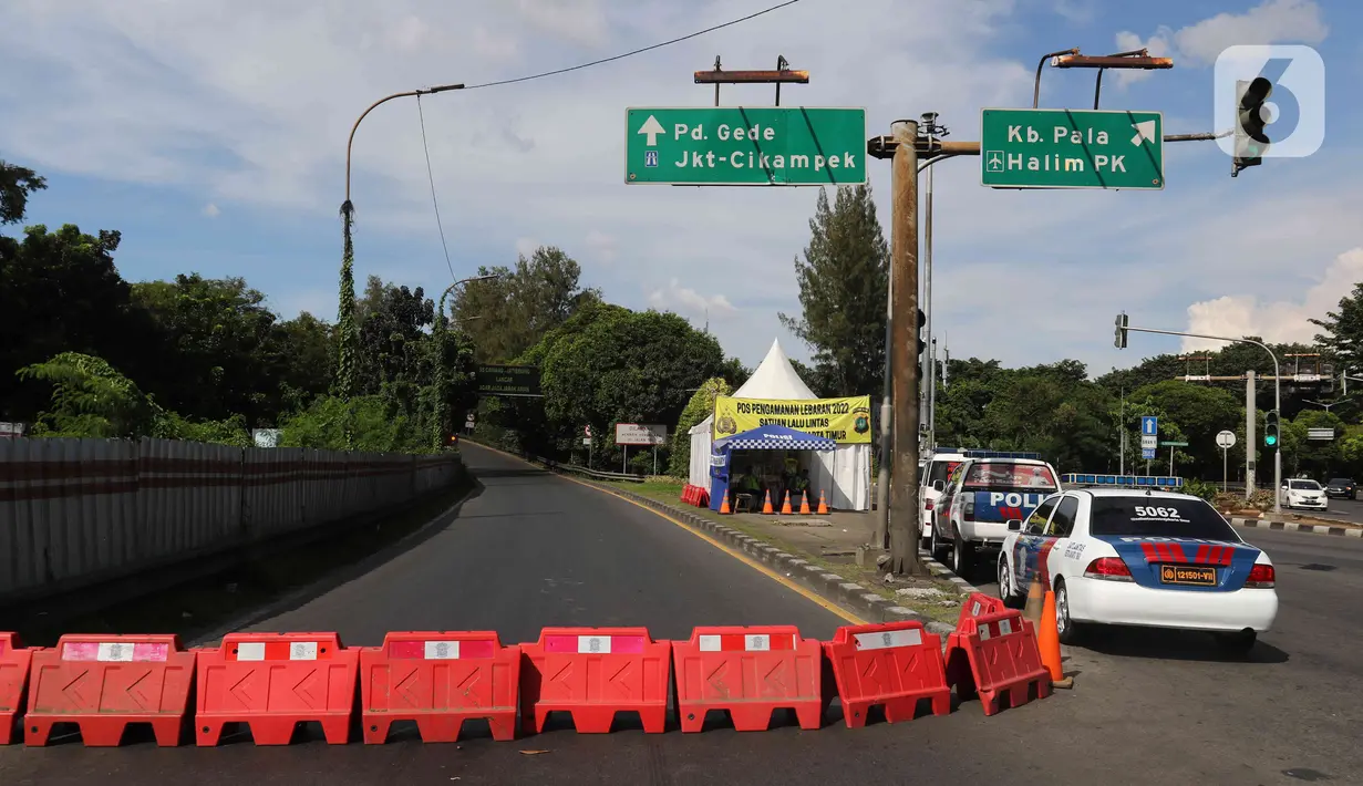 <p>Petugas memasang barikade di Tol Dalam Kota yang mengarah ke Tol Cikampek di Jakarta, Jumat (6/5/2022). Polda Metro Jaya memberlakukan penutupan akses menuju Tol Jakarta-Cikampek dari arah Tol Dalam Kota dan Tol Priok guna mengantisipasi terjadinya kepadatan lalu lintas pada arus balik Lebaran 2022. (Liputan6.com/Herman Zakharia)</p>