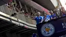 Kiper Leicester City,  Kasper Schmeichel (kiri)  terlihat menyapa fans pada  parade trofi juara Liga Inggris 2015/2016 di Bangkok, (19/5/2016). (AFP/Christophe Archambault)