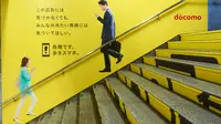 Pengguna Ponsel Dilarang Jalan Kaki Sambil <i>Chatting</i>