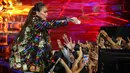 Penampilan Agnez Mo di perayaan ulang tahun Indosiar ke-25 tahun yang digelar di JCC Jakarta, Sabtu-Minggu (11-12/01). (Adrian Putra/Fimela.com)