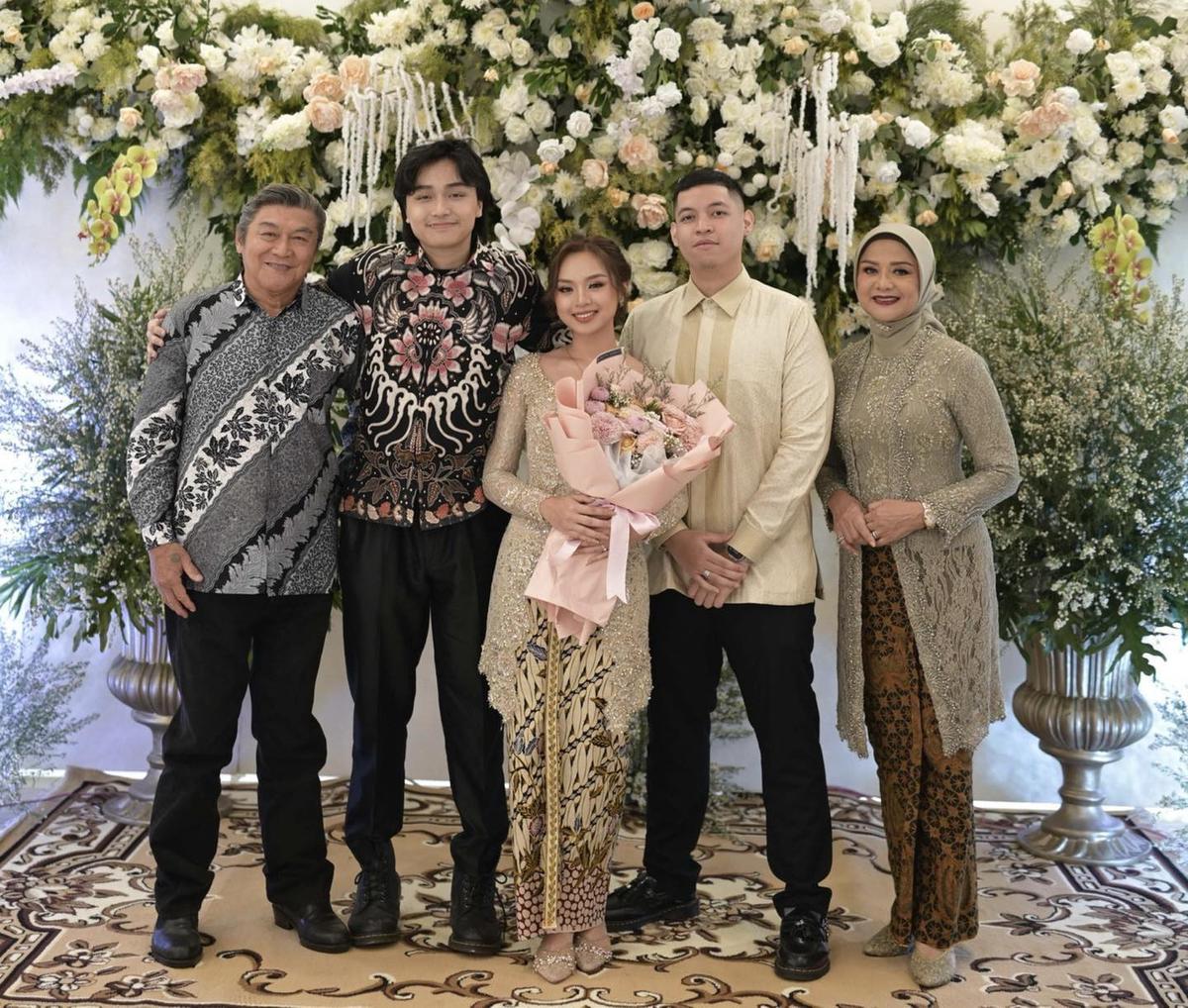 7 Potret Betharia Sonata dan Willy Dozan Tampil Akur - Kompak di Pertunangan Anak
