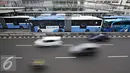 Bus Transjakarta berhenti di Halte Harmoni, Jakarta, Selasa (19/4). Beroperasinya 247 bus di Koridor I, Dirut PT Transjakarta Budi Kaliwono memprediksi jarak kedatangan bus setiap halte membutuhkan waktu 30 detik. (Liputan6.com/Immanuel Antonius)