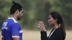 Fisioterapis PBR, Adinda Pricilla memberikan pengarahan kepada striker PBR, Gaston Castano saat berlatih jelang Piala Jenderal Sudirman. (Bola.com/Vitalis Yogi Trisna)