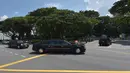Iring-iringan mobil Presiden AS, Donald Trump melintasi Orchard Road menuju kediaman resmi PM Lee Hsien Loong di Istana Singapura, Senin (11/6). Trump berangkat bersama delegasi Amerika Serikat dengan konvoi kendaraan yang dikawal ketat. (AP/Joseph Nair)