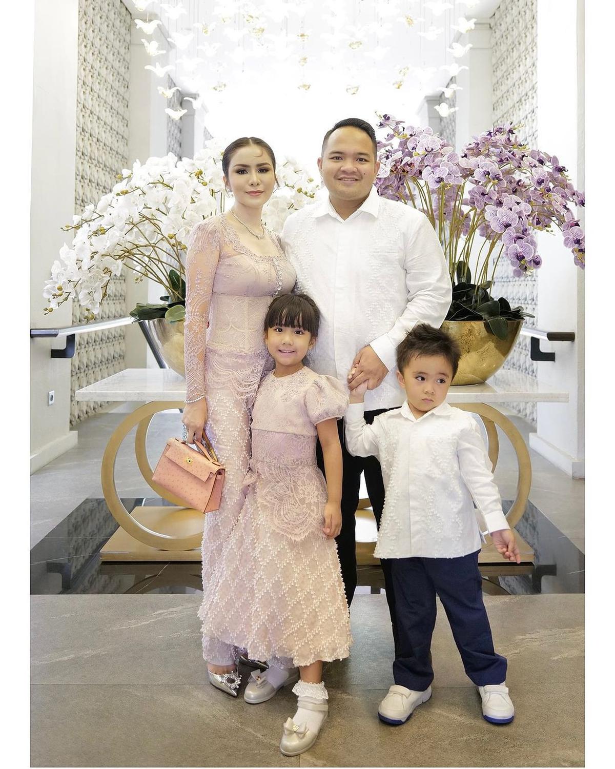 Curi Perhatian, Begini Gaya Momo Geisha Datang ke Kondangan