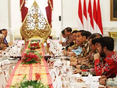 Presiden Joko Widodo (Jokowi) menggelar pertemuan bersama pimpinan lembaga negara di Istana Merdeka, Jakarta, Selasa (14/3). Pada pertemuan tersebut, Jokowi menyampaikan pentingnya bersinergi untuk menghadapi tantangan global. (Liputan6.com/Angga Yuniar)