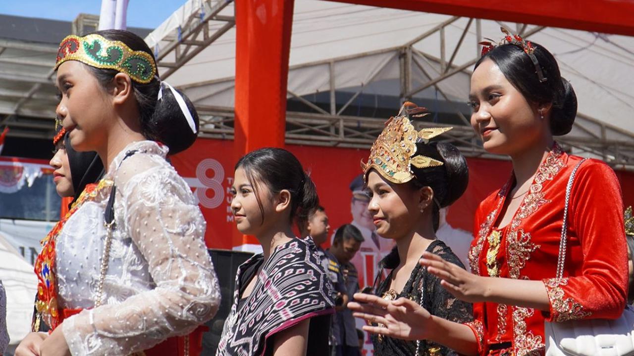 Ribuan warga Garut memadati jalan-jalan kota untuk menyaksikan karnaval yang berlangsung meriah.