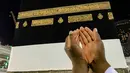 Umat muslim berdoa di depan bangunan Kakbah di Masjidil Haram, Mekah, Arab Saudi, Kamis (16/8). Kakbah adalah sebuah bangunan di tengah-tengah masjid paling suci dalam agama Islam, Masjidil Haram. (AP Photo/ Dar Yasin)