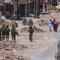 Mereka mendesak warga Palestina untuk mengungsi dari tempat tinggal mereka di kamp pengungsi Tulkarem di Tepi Barat yang diduduki. (Jaafar ASHTIYEH/AFP)