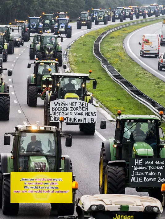 Para petani mengendarai traktor mereka sambil memblokir sepanjang jalan raya utama di Belanda, Selasa (1/10/2019). Mereka merencanakan protes di Den Haag untuk menyuarakan ketidakadilan karena disalahkan atas masalah polusi nitrogen yang terjadi negara itu. (Vincent Jannink/ANP/AFP)