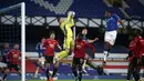 Kiper Manchester United, Dean Henderson, melompat untuk menangkap bola dari ancaman pemain Everton dalam laga perempatfinal Piala Liga Inggris Carabao Cup di Goodison park, Rabu (23/12/2020). Manchester United menang 2-0 atas Everton. (AFP/Nick Potts/Pool)