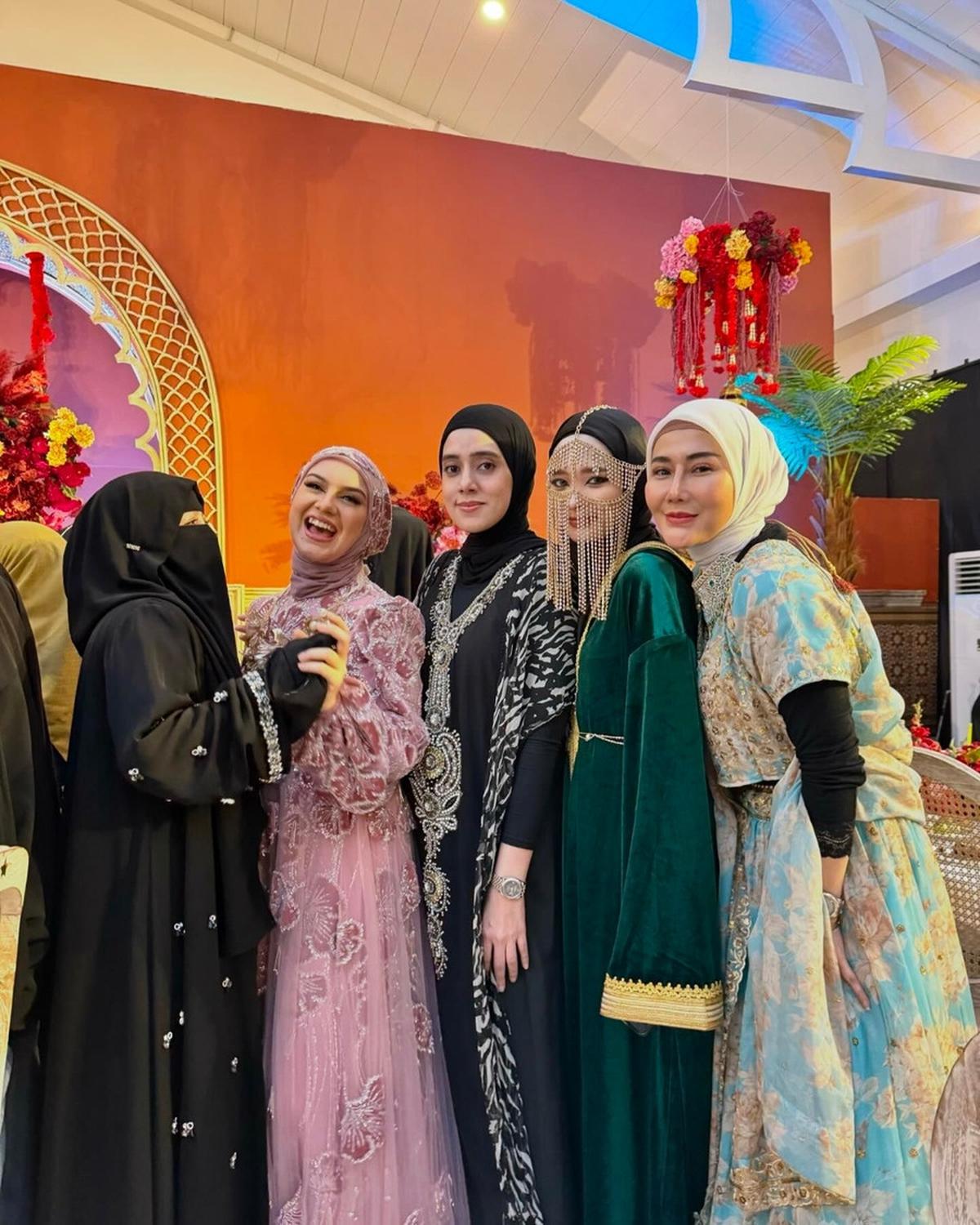 Berkumpul Bersama Rekan Artis Lainnya