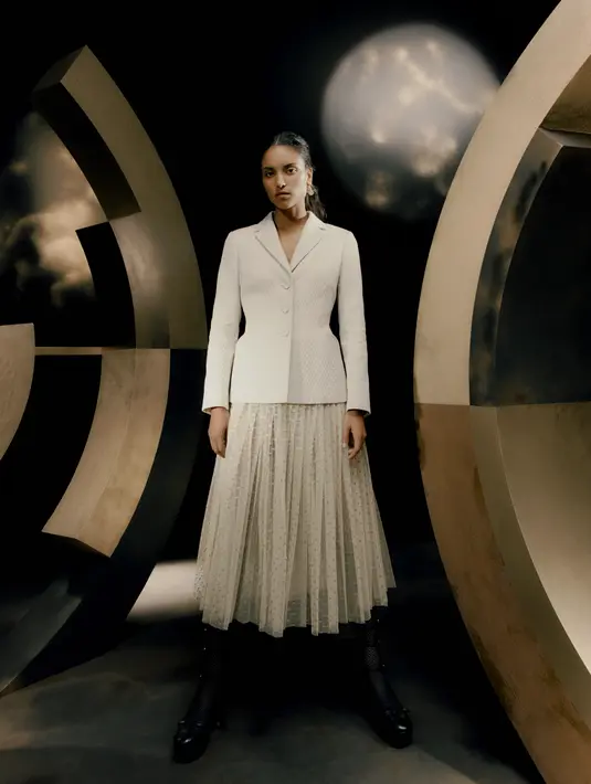 Untuk musim ini, Maria Grazia Chiuri menggunakan tones bercahaya ini pada gaun panjang dan rok midi, serta pakaian rajut yang nyaman. [Foto: Dok. Dior]
