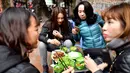 Pengunjung menyantap kuliner cha ruoi di sebuah kios di Hanoi, Vietnam, Jumat (14/12). Makanan hangat ini ampuh mengusir hawa dingin yang sedang melanda Vietnam. (Manan Vatsyayana/AFP)