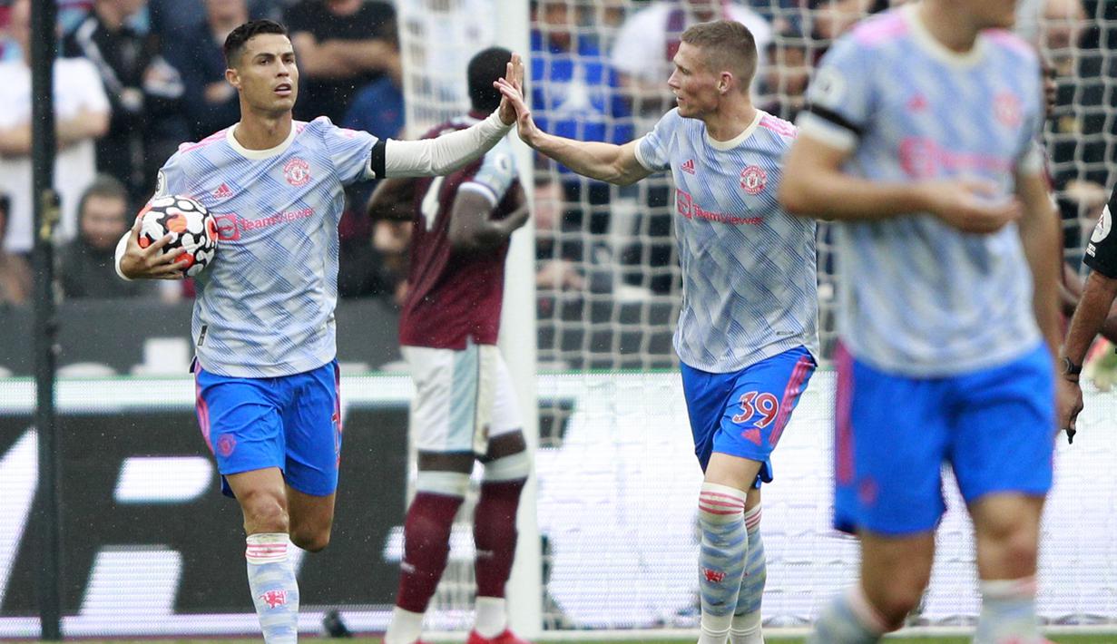 Cristiano Ronaldo. Serupa dengan Romelu Lukaku, CR-7 juga tengah menjalani periode keduanya bersama mantan timnya, Manchester United. Tiga gol sudah dilesakkannya hingga pekan kelima sebagai bukti bahwa tidak ada kesulitan baginya beradaptasi kembali di Liga Inggris. (AP/Ian Walton)