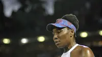 Mantan petenis nomor satu dunia, Venus Williams bereaksi selama babak perempat final Miami Terbuka 2018 melawan petenis non unggulan AS, Danielle Collins di Crandon Park, Kamis (29/3). Venus Williams menyerah dengan skor 2-6, 3-6. (AP/Wilfredo Lee)