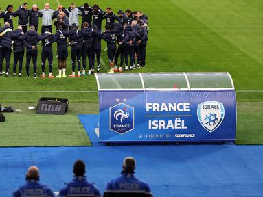 Para pemain Prancis mengheningkan cipta selama satu menit untuk mengenang para korban serangan 13 November 2015 menjelang sesi latihan di Stade de France, di Saint-Denis, sebelah utara Paris, pada Rabu 13 November 2024. (FRANCK FIFE/AFP)