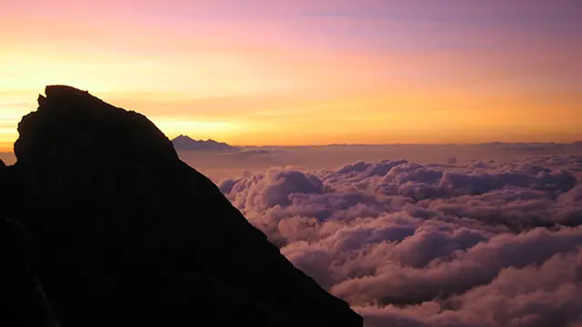 5 Gunung Indonesia yang Wajib Ditaklukkan