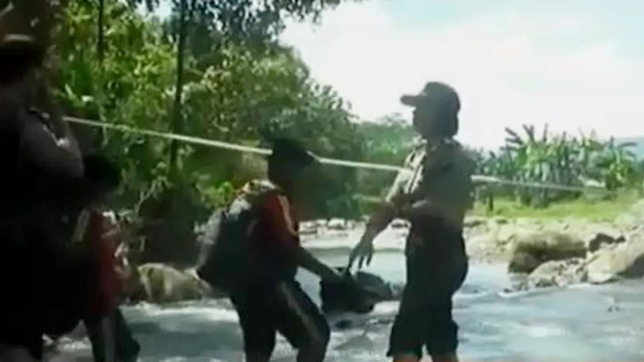 Siswa SD Seberangi Sungai