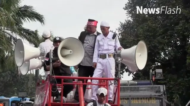 NEWS FLASH: Sidang Diskors, Demonstran Anti-Ahok Salat Zuhur di Jalan