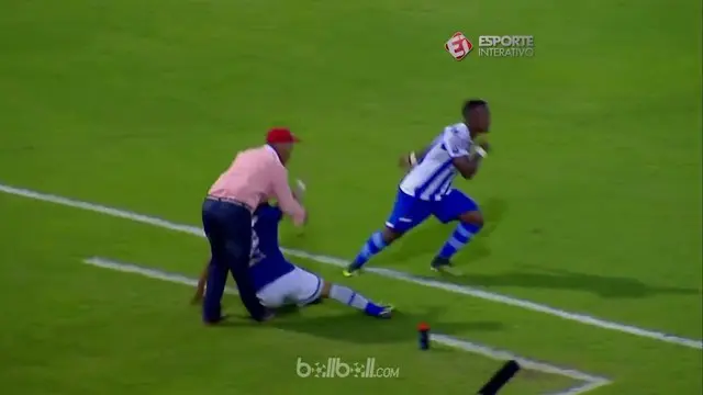 VIDEO: Pelatih Klub Brasil Ini Cedera Saat Laga karena Pemainnya