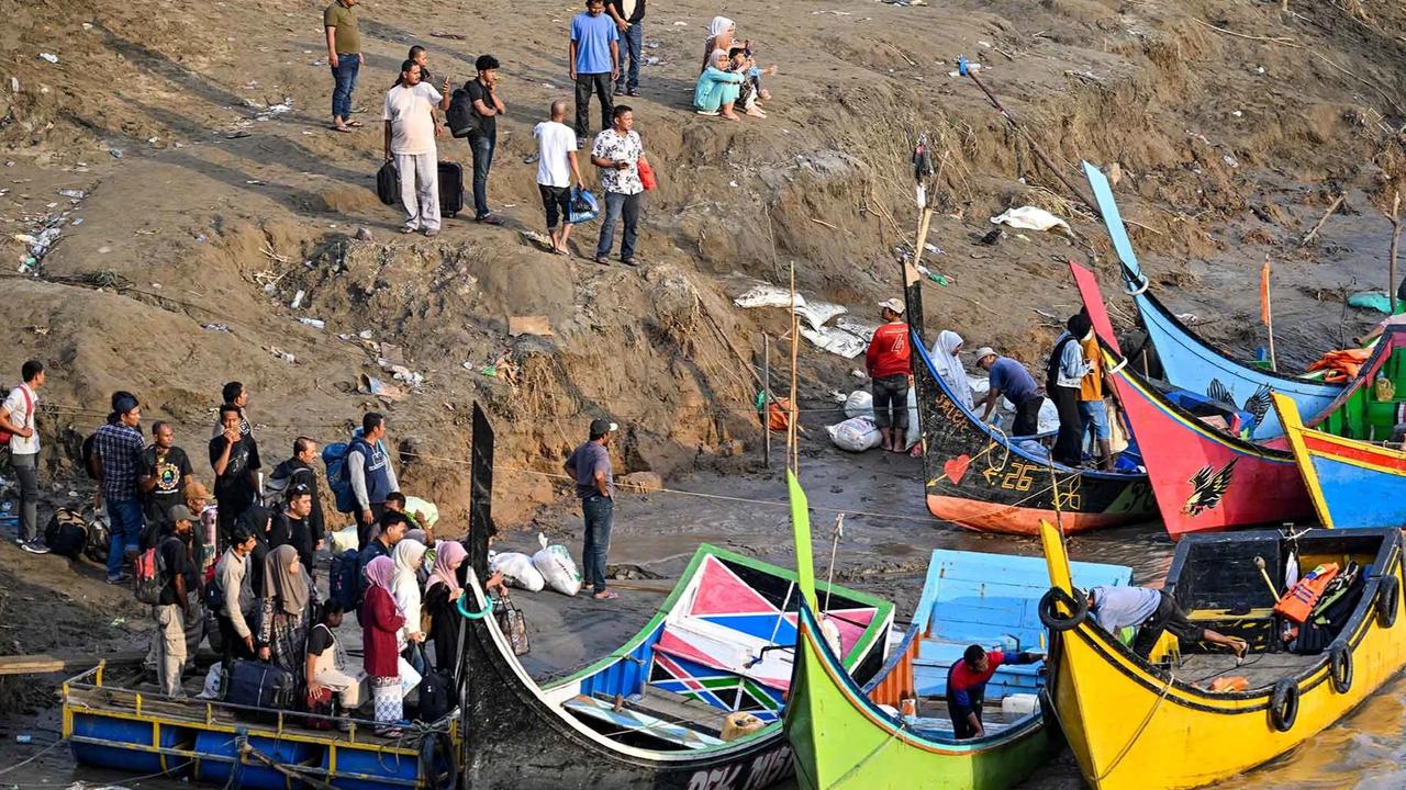 FOTO: Akses Terputus, Warga Kuta Blang Andalkan Penyeberangan Perahu Nelayan