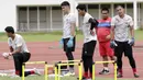 Kiper Timnas Indonesia tampak lelah saat sesi latihan di Stadion Madya, Jakarta, Selasa, (18/2/2020). Untuk meningkatkan performa kiper, Shin Tae-yong menambah porsi waktu latihan. (Bola.com/M Iqbal Ichsan)