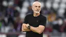 Pelatih AC Milan, Stefano Pioli, tampak terdiam saat anak asuhnya ditaklukkan Torino pada pekan ke-37 Serie A di Stadion Olimpico Grande Torino, Minggu (19/5/2024). (Alberto Gandolfo/LaPresse via AP)