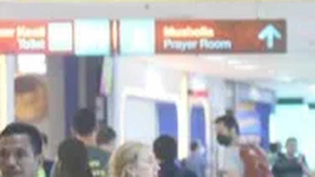 Hal yang membuat Sutherland ketakutan adalah ketika para petugas itu tertawa dan berbicara dalam Bahasa Indonesia. Kemudian petugas menyebut bahwa dia terancam dideportasi karena masuk ke Indonesia dengan paspor yang rusak