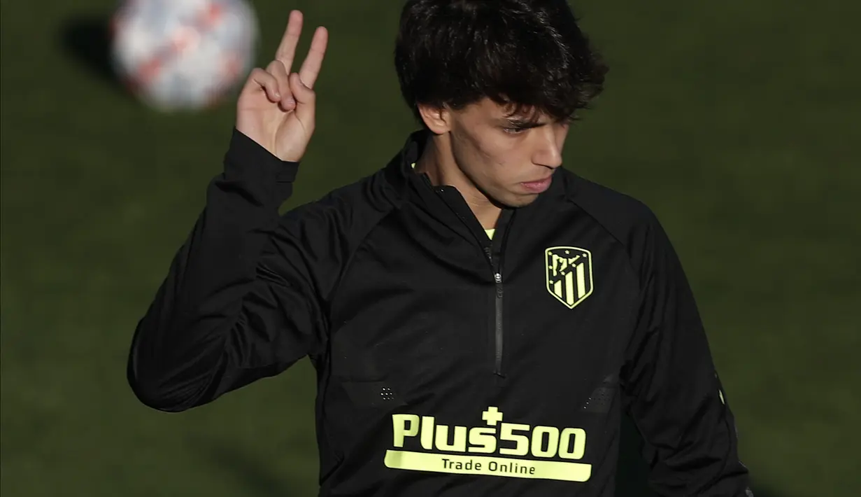 Gelandang Atletico Madrid, Joao Felix saat mengikuti latihan tim di Majadahonda, pinggiran Madrid, Spanyol, Senin (26/10/2020). Atletico Madrid akan bertanding melawan Salzburg pada grup A Liga Champions. (AP Photo/Manu Fernandez)