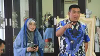 Ketua DPRD Kota Cirebon saat ikut dalam rapat koordinasi penanganan covid-19 bersama Walikota Cirebon Nashrudin Azis. Foto (Liputan6.com / Panji Prayitno)