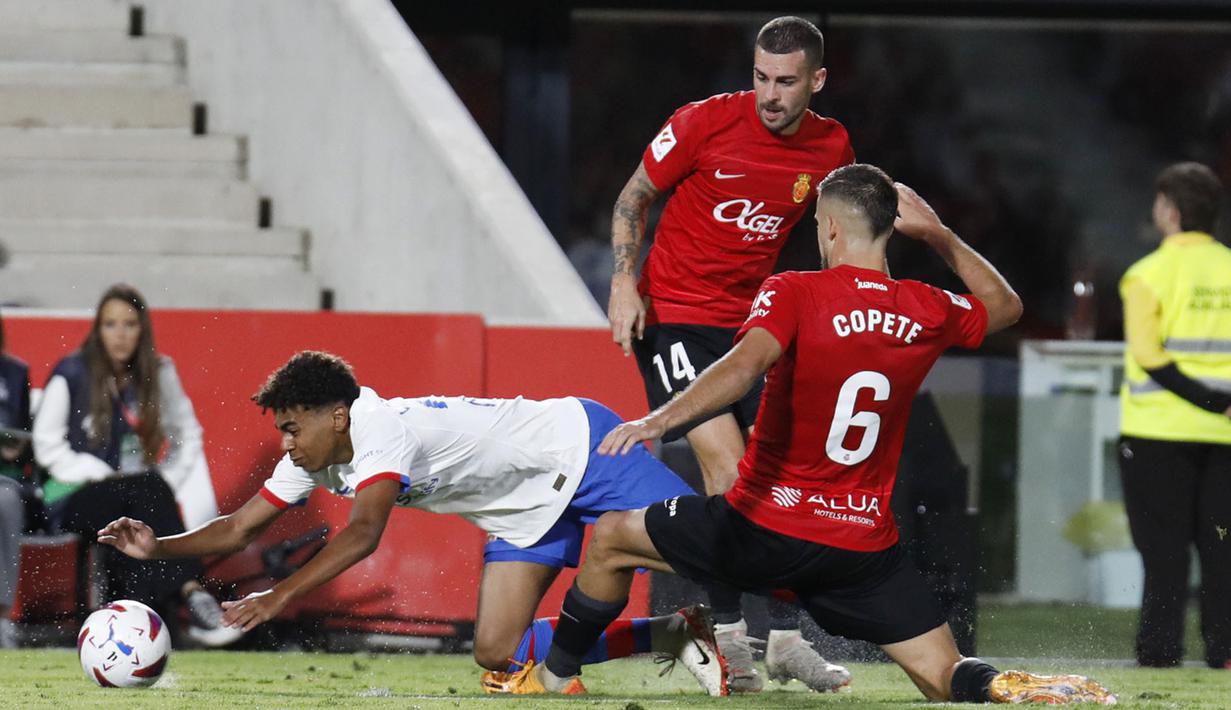 Pemain Real Mallorca, Vedat Muriqi, melakukan selebrasi setelah mencetak gol ke gawang Barcelona pada laga pekan ke-7 La Liga 2023/2024, di Stadion Mallorca Son Moix Rabu (27/9/2023). Kedua tim bermain sama kuat 2-2. (AP Photo/Francisco Ubilla)