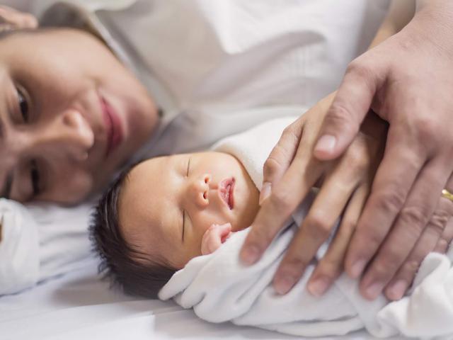 Tips Agar Ibu Tidak Membahayakan Bayi Saat Tidur Bersama