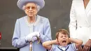 <p>Ratu Elizabeth II dan Pangeran Louis di perayaan Platinum Jubilee. (Aaron Chown/Pool Photo via AP)</p>