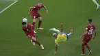 Richarlison mencetak gol indah saat Brasil membekuk Serbia 2-0 dalam pertandingan Grup G Piala Dunia 2022 yang berlangsung di Lusail Stadium, Jumat (25/11/2022). (AP Photo/Darko Vojinovic)