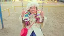 Emiko (93) nenek asal Jepang menjadi model untuk pakaian yang dibuat oleh cucunya. Sang cucu, Chinami Mori seringkali membuat pakaian warna cerah dan pelangi yang ia buat dengan teknik tenun khusus yang disebut Saori. (mymodernmet.com)