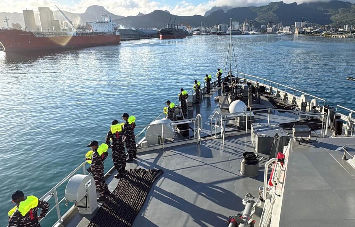 FOTO: KRI Canopus Tiba di Mauritius Usai Pelayaran Lintas Samudra