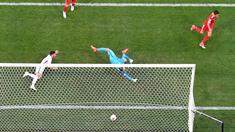 Pemain Russia, Fedor Smolov (kanan) merayakan gol usai membobol gawang Selandia Baru pada laga perdana Piala Konfederasi 2017 grup A di Krestovsky Stadium, Saint-Petersburg, (17/6/2017). (AFP/Francois Xavier Marit)