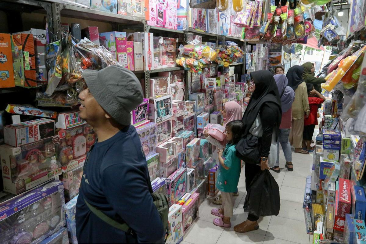 Pasar Gembrong Jakarta Ramai Pembeli Mainan Saat Libur Lebaran