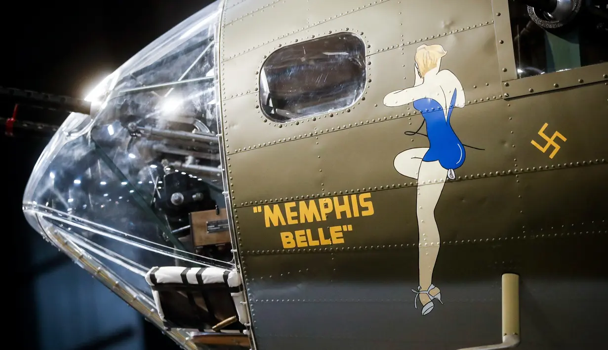 Boeing B-17 Flying Fortress, Memphis Belle saat dipamerkan di Museum Nasional Angkatan Udara AS, Dayton, Ohio, Rabu (16/5). Memphis Belle adalah pesawat pengebom pengintai sayap rendah AS yang dibuat untuk pasukan udara AS. (AP Photo/John Minchillo)