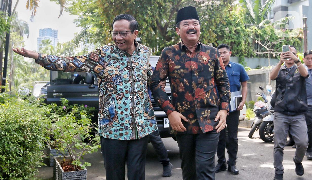 Menko Polhukam Hadi Tjahjanto menyambangi Mahfud Md untuk bersilahturahmi. (Liputan6.com/Angga Yuniar)