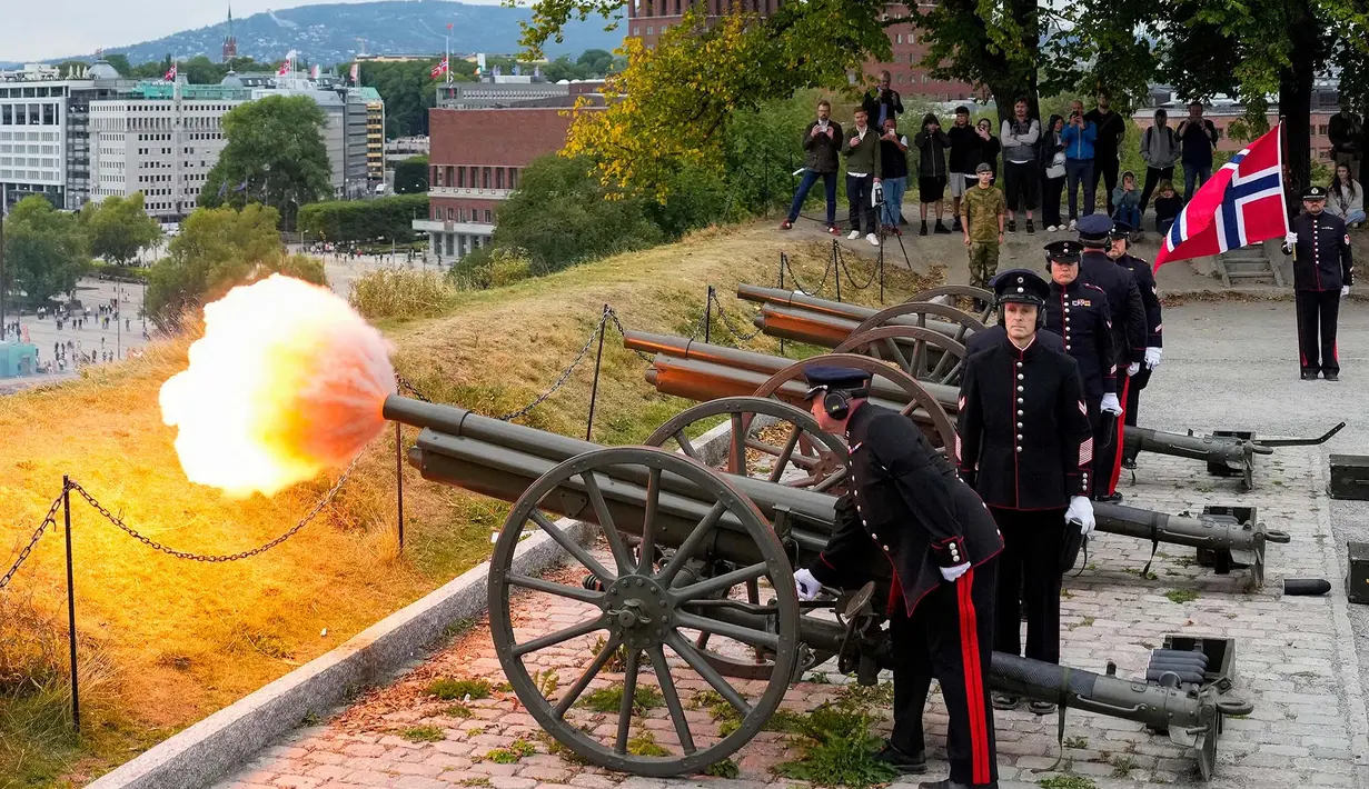 Angkatan Bersenjata Norwegia memberikan penghormatan kepada Raja Harald V melalui tembakan salvo kehormatan sebanyak 21 kali dari Benteng Akershus di Oslo Norwegia, Jumat, 28 Agustus 2026. (AFP/ NTB/ Fredrik Varfjell)
